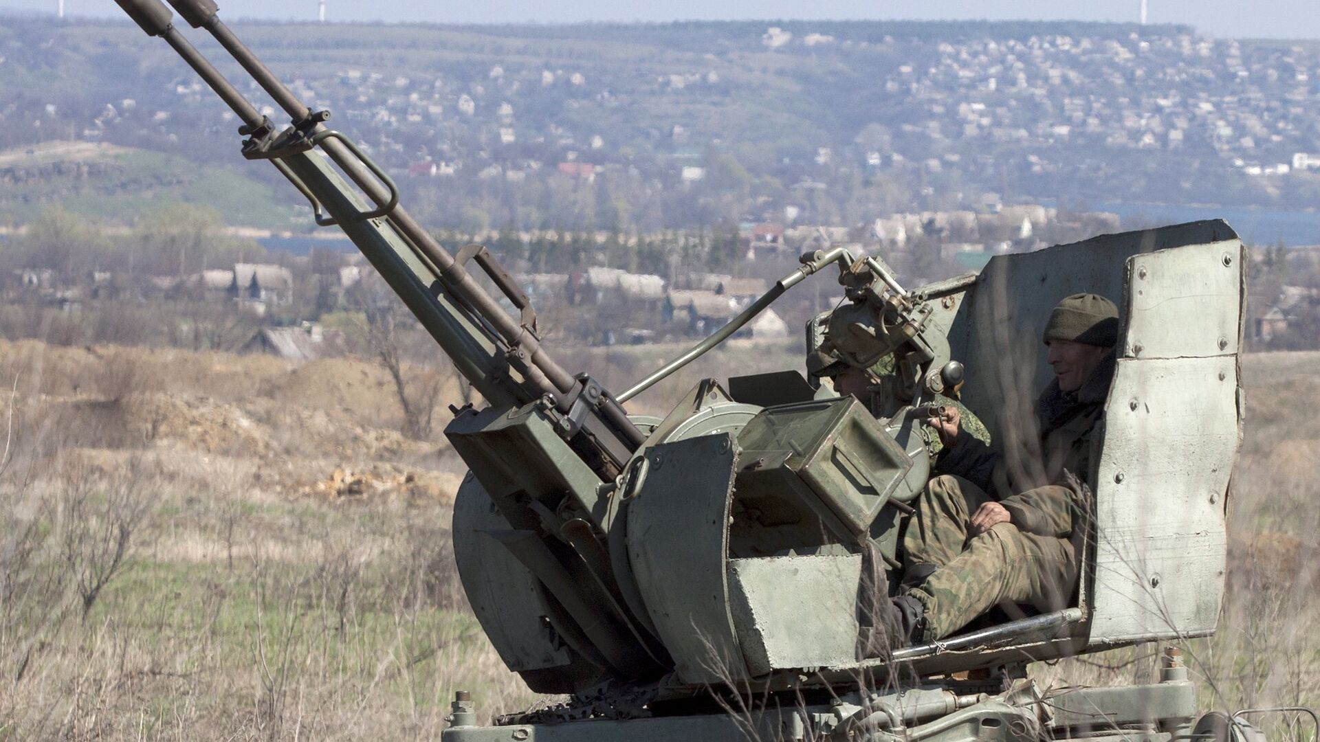 Боец Народной милиции Луганской народной республики во время стрельбы из спаренной зенитной установки ЗУ-23-2 в ходе тактических учений в Луганской области - РИА Новости, 1920, 07.04.2021