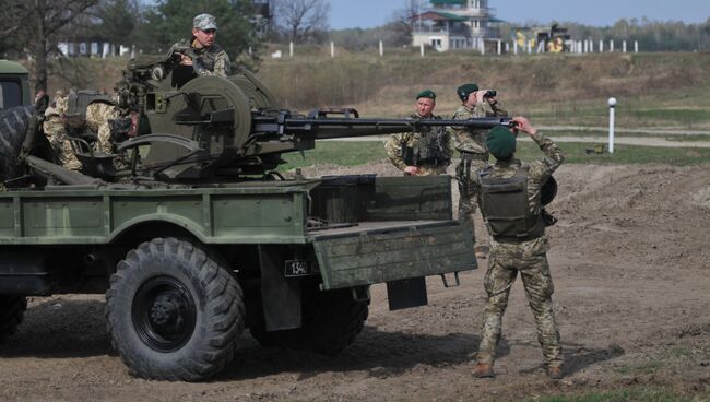 Военнослужащие во время стрельб из спаренной зенитной установки в рамках обучения пограничной комендатуры быстрого реагирования Шквал стрельбе из тяжелого вооружения. Архивное фото