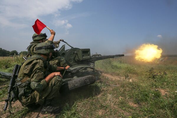 Военнослужащие стреляют из зенитной установки ЗУ-23 во время учений в Ульяновской области Военнослужащие стреляют из зенитной установки ЗУ-23 во время учений в Ульяновской области