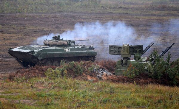 Зенитный пушечно-ракетный комплекс 2С6 Тунгуска и БМП - 2 во время совместных стратегических учений Запад-2017 Зенитный пушечно-ракетный комплекс 2С6 Тунгуска и БМП - 2 во время совместных стратегических учений Запад-2017