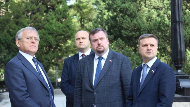 Посол Александр Мацегора рассказывает делегации Госдумы от фракции ЛДПР об истории посольства России в КНДР