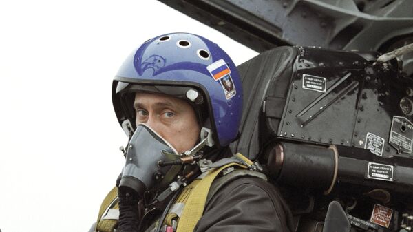 Владимир Путин в кабине истребителя-перехватчика СУ-27