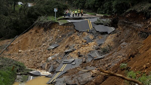 Дорога, уничтоженная ураганом Нэйт, в районе Каса Мата в Коста-Рике. 6 октября 2017