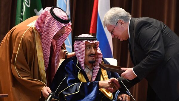 Король Саудовской Аравии Сальман бен Абдель Азиз Аль Сауд и ректор МГИМО Анатолий Торкуновна торжественной церемонии присвоения саудовскому монарху звания Почетного доктора МГИМО. 7 октября 2017