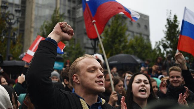 Участники несанкционированной акции на Пушкинской площади в Москве. 7 октября 2017