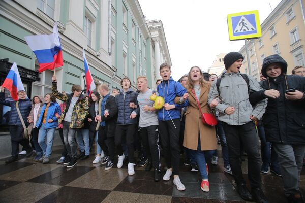 Участники несанкционированной акции протеста идут по улице Малая Дмитровка в Москве. 7 октября 2017 Участники несанкционированной акции протеста идут по улице Малая Дмитровка в Москве. 7 октября 2017