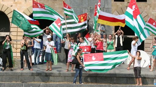 Люди с флагами Абхазии и Южной Осетии в Сухуми - РИА Новости, 1920, 26.08.2023