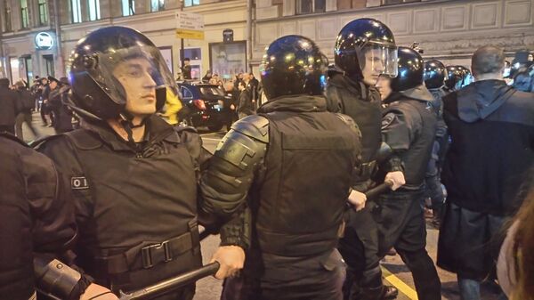 Сотрудники ОМОНа на несанкционированной акции протеста в Санкт-Петербурге