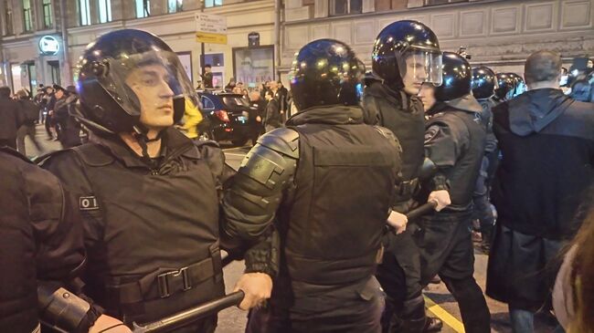 Сотрудники ОМОНа на несанкционированной акции протеста в Санкт-Петербурге. Архивное фото
