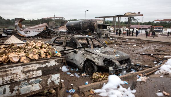 Сгоревшие транспортные средства после взрыва на автозаправочной станции в Гане. 8 октября 2017