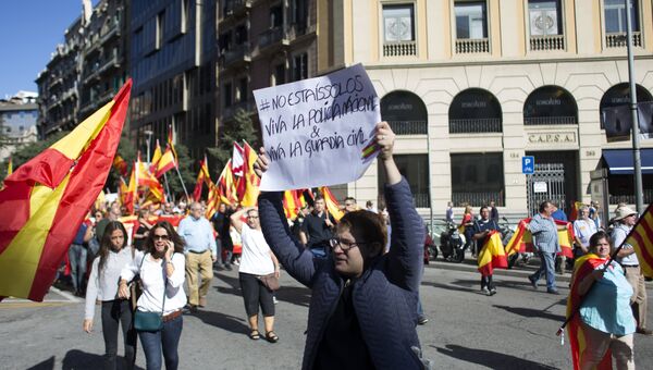 Участники митинга в защиту единства Испании в Барселоне. Архивное фото