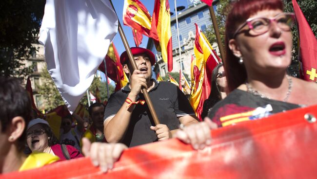 Участники митинга в защиту единства Испании в Барселоне. 8 октября 2017