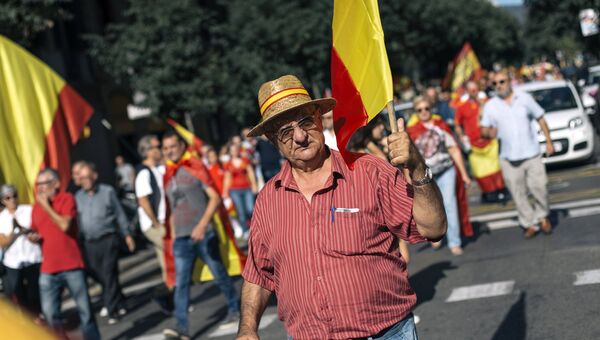 Участники митинга в защиту единства Испании в Барселоне. 8 октября 2017