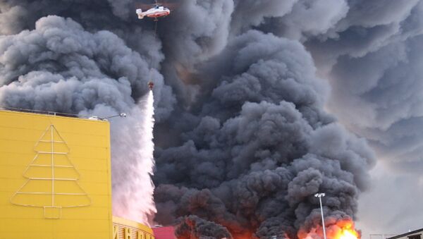 Тушение пожара на строительном рынке Синдика, расположенном у МКАД в районе Строгино. 8 октября 2017