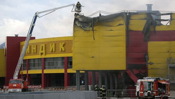 Последствия пожара на строительном рынке Синдика, расположенном у МКАД в районе Строгино. 9 октября 2017