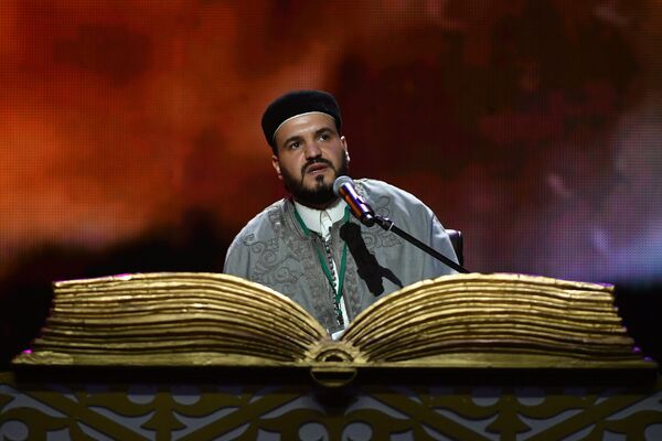 Участник из Египта выступает на XVIII Московском Международном конкурсе чтецов Корана в Москве