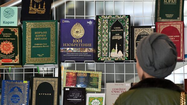 Посетитель на XVIII Московском Международном конкурсе чтецов Корана в Москве