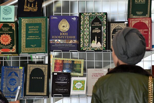 Посетитель на XVIII Московском Международном конкурсе чтецов Корана в Москве
