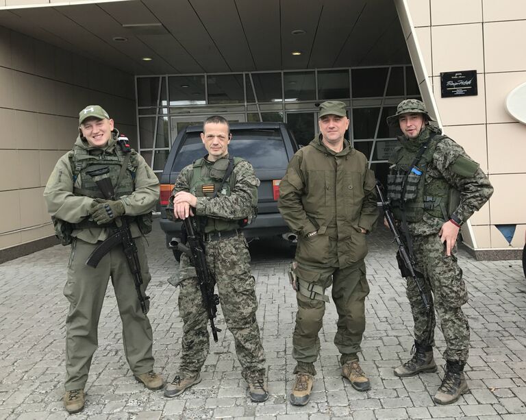 Майор армии ДНР, заместитель командира разведывательно-штурмового батальона Захар Прилепин (второй справа) и военнослужащие батальона, военный объект Прага, Донецк Майор армии ДНР, заместитель командира разведывательно-штурмового батальона Захар Прилепин (второй справа) и военнослужащие батальона, военный объект Прага, Донецк