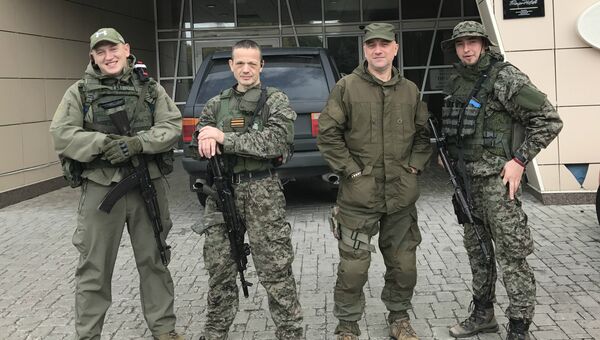 Майор армии ДНР, заместитель командира разведывательно-штурмового батальона Захар Прилепин (второй справа) и военнослужащие батальона, военный объект Прага, Донецк