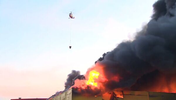 Крупный пожар в ТЦ Синдика тушили с  помощью вертолетов
