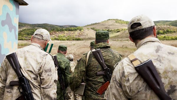 Военнослужащие во время учений на полигоне Дзарцем в Южной Осетии. 9 октября 2017