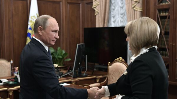 Владимир Путин и председатель Центральной избирательной комиссии РФ Элла Памфилова
