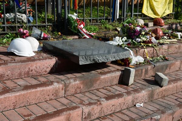 Разбитые памятные плиты героям Небесной сотни в центре Киева. 5 октября 2017 Разбитые памятные плиты героям Небесной сотни в центре Киева. 5 октября 2017