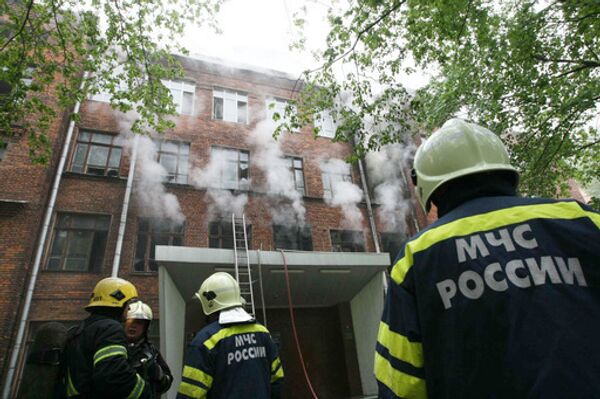 МЧС эвакуировало более 250 человек из горящего общежития