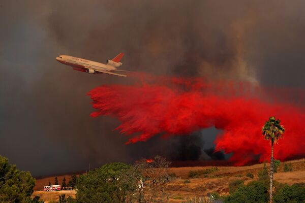 Самолет DC-10 на тушении природного пожара в лесу в Ориндже, Калифорния, США. 9 октября 2017