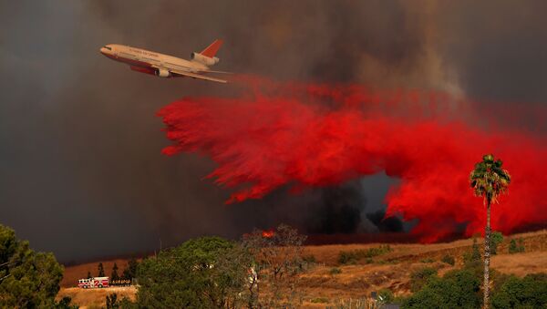 Самолет DC-10 на тушении природного пожара в лесу в Ориндже, Калифорния, США. 9 октября 2017
