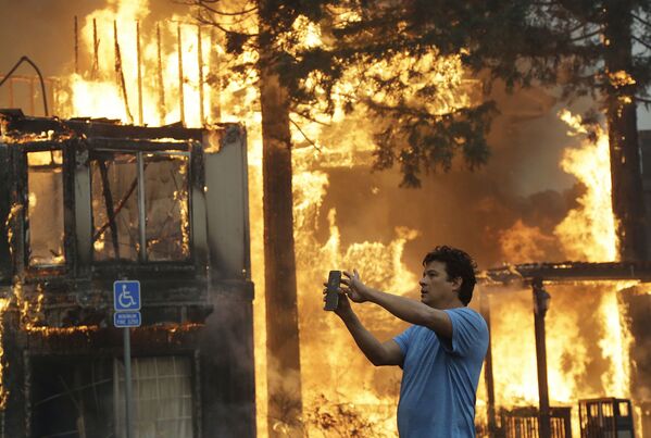 Гость отеля Hilton Sonoma Wine Country во время пожара в Санта-Розе, Калифорния, США. 9 октября 2017