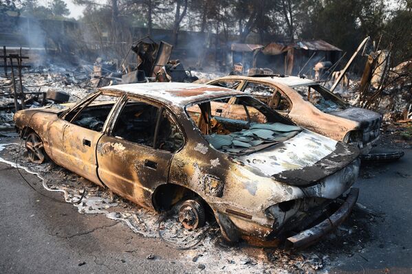 Сгоревшие автомобили в Долине Напа, Калифорния, США. 9 октября 2017