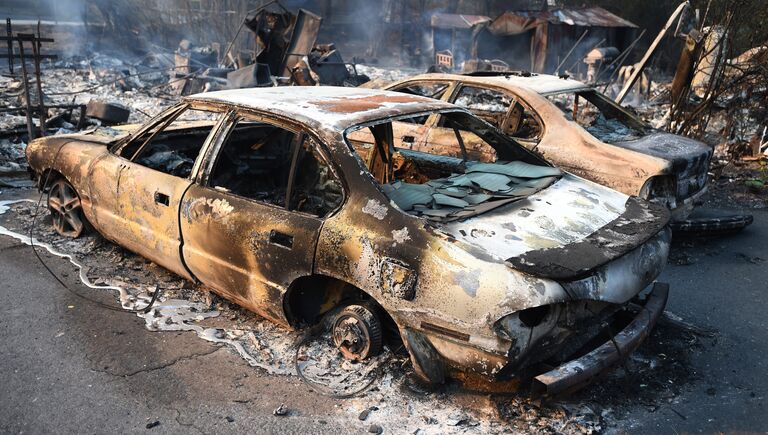 Сгоревшие автомобили в Долине Напа, Калифорния, США. 9 октября 2017