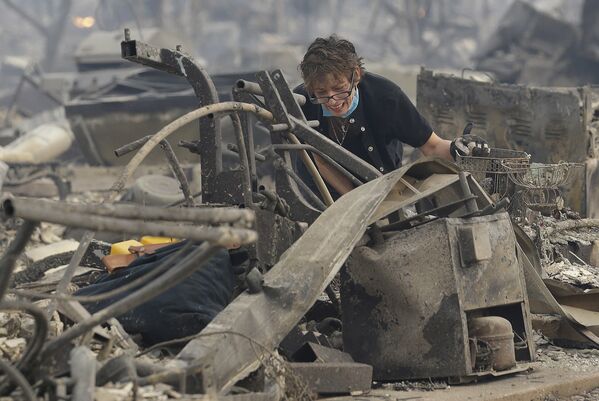 Женщина возле своего сгоревшего дома в Санта-Розе, Калифорния, США. 9 октября 2017