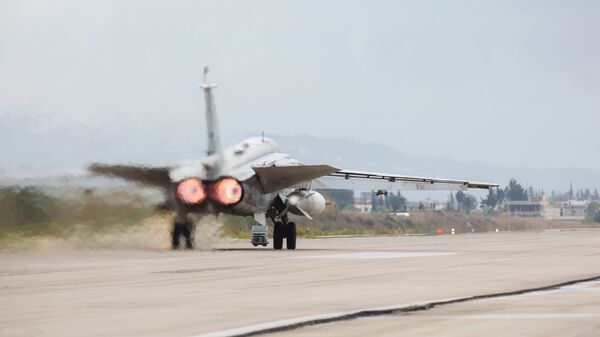 Бомбардировщик Су-24 ВКС России на авиабазе Хмеймим в Сирии