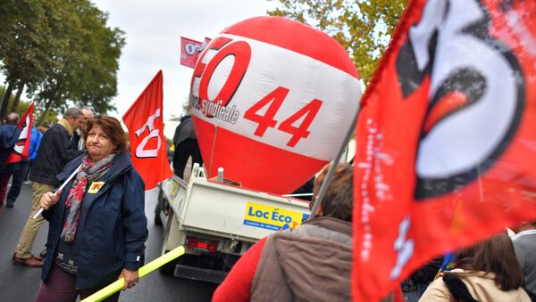 Участники одной из демонстраций, которые проходят по все Франции, направленной против планов правительства сократить число госслужащих и заморозить их выплаты по зарплате. 10 октября 2017