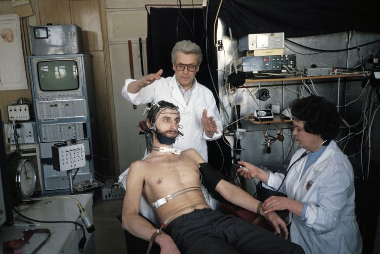 Экстрасенс Аллан Владимирович Чумак вместе с лаборантом проводит эксперимент в лаборатории НИИ нормальной физиологии имени П. К. Анохина