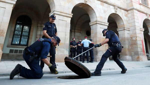 Каталонские правоохранительные органы Mossos d'Esquadra перед зданием здание каталонского парламента в Барселоне.  10 октября 2017