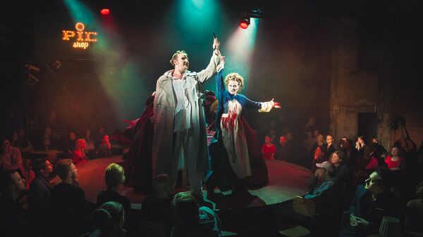 Петр Маркин и Александра Басова в сцене из мюзикла Суини Тодд в Театре на Таганке