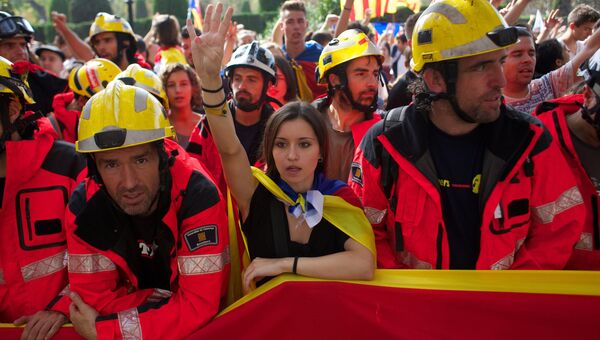 Участники забастовки в поддержку референдума о независимости Каталонии в Барселоне. 3 октября 2017