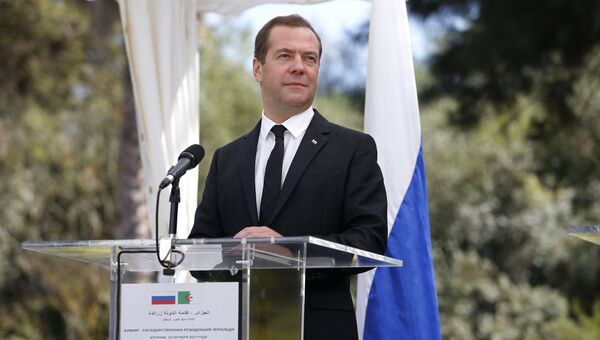 Председатель правительства РФ Дмитрий Медведев во время совместной пресс-конференции с премьер-министром Алжира Ахмедом Уяхьей. 10 октября 2017