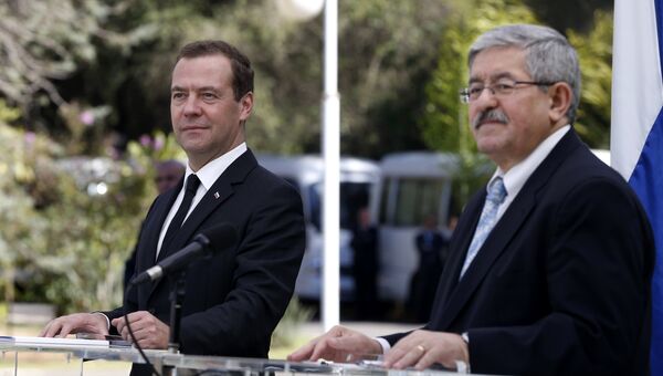 Председатель правительства РФ Дмитрий Медведев и премьер-министр Алжира Ахмед Уяхья во время совместной пресс-конференции. 10 октября 2017