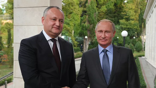 Президент РФ Владимир Путин и президент Республики Молдова Игорь Додон во время встречи. 10 октября 2017