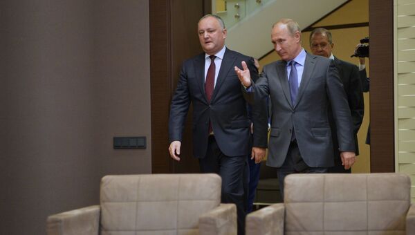 Президент РФ Владимир Путин и президент Молдовы Игорь Додон во время встречи в Сочи. Архивное фото