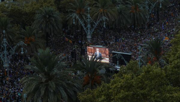 Трансляция обращени главы Женералитета Карлес Пучдемон перед каталонским парламентом на улице Барселоны. 10 октября 2017