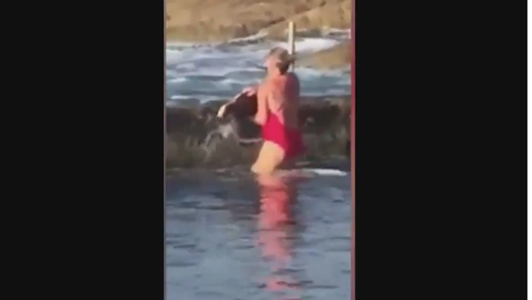 Жительница Австралии поймала акулу голыми руками