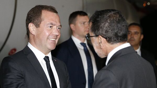 Председатель правительства РФ Дмитрий Медведев и премьер-министр Марокко Саад ад-Дин аль-Османи во время встречи в аэропорту Рабата. 10 октября 2017