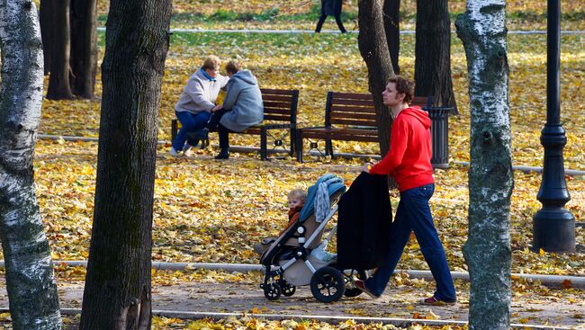 Горожане гуляют в одном из московских скверов. Архивное фото