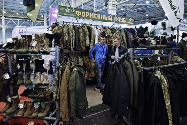 Мужчины на стенде одежды, обуви и обмундирования на выставке Оружие и безопасность в Киеве